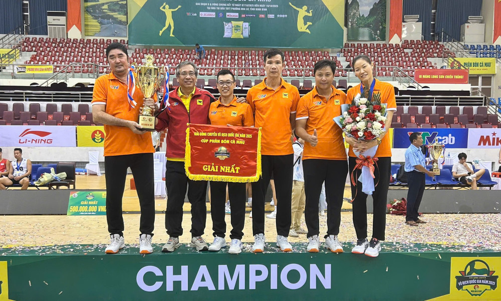 Ban huấn luyện VTV Bình Điền Long An cùng ông Phan Hùng Cường – Giám đốc Công ty TNHH MTV Thể thao Bình Điền
