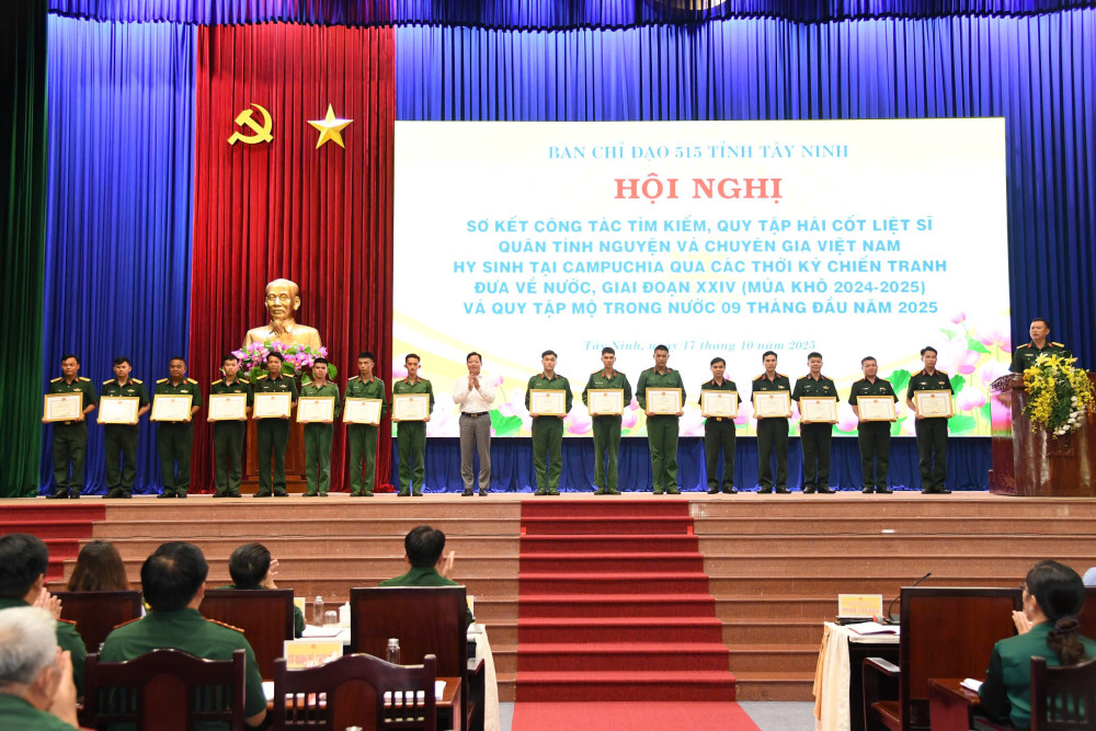 Lãnh đạo UBND tỉnh Tây Ninh trao bằng khen cho các tập thể, cá nhân