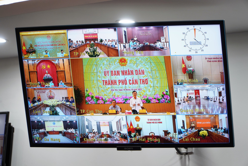Lãnh đạo UBND thành phố Cần Thơ báo cáo công tác giải ngân của địa phương tại hội nghị