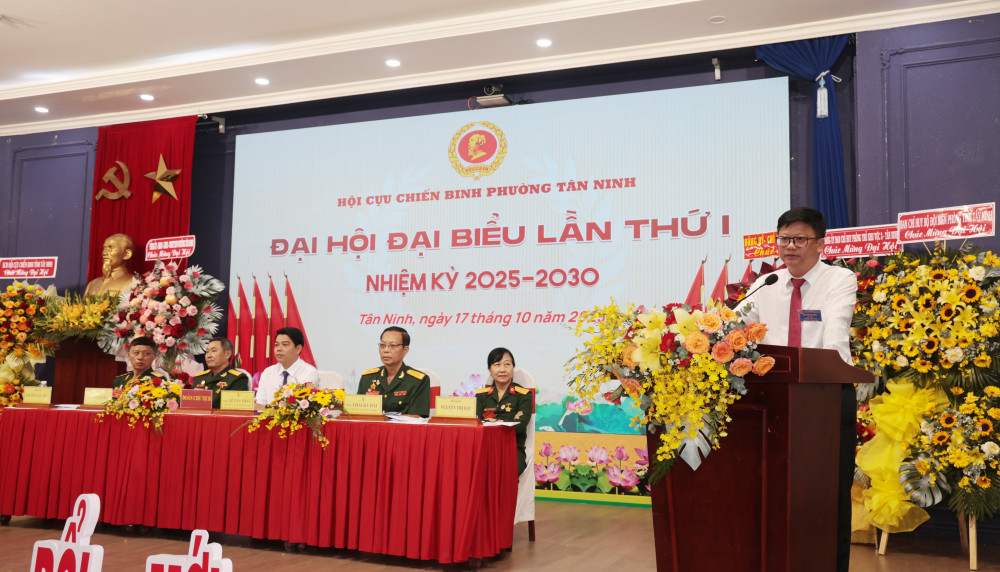 Ủy viên Ban Thường vụ Tỉnh ủy, Bí thư Đảng ủy phường Tân Ninh Lê Minh Thế phát biểu tại Đại hội
