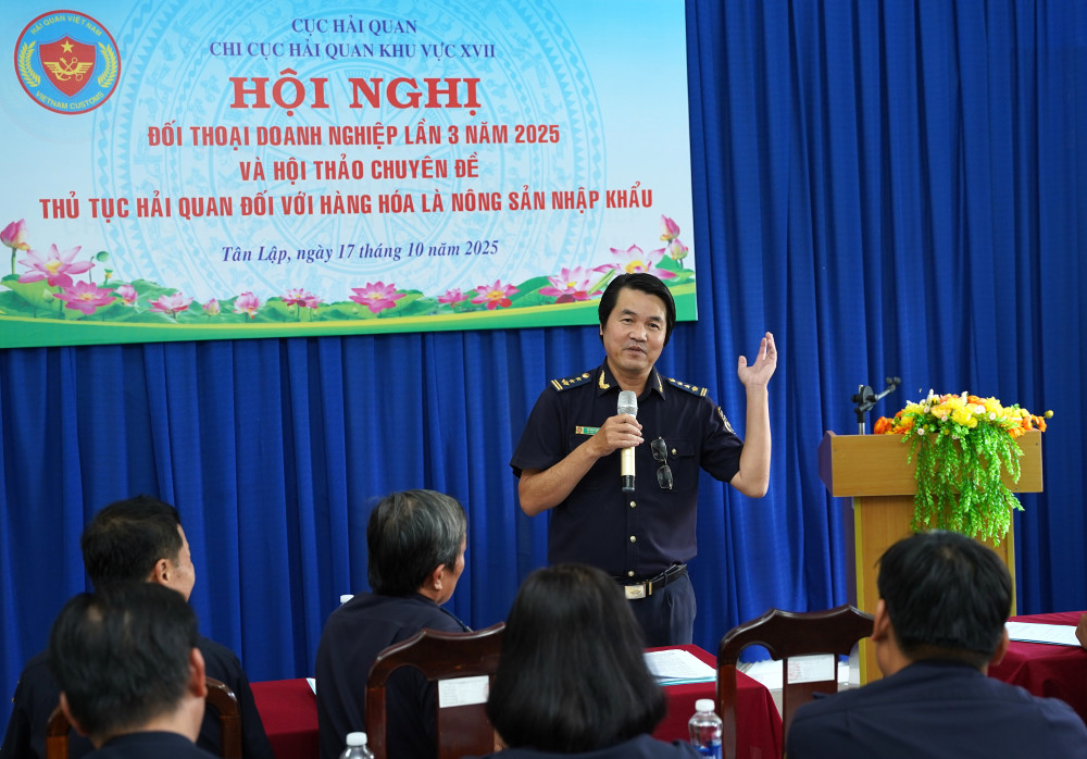 Lãnh đạo Phòng Nghiệp vụ Hải quan trả lời ý kiến của các doanh nghiệp tại hội thảo chuyên đề