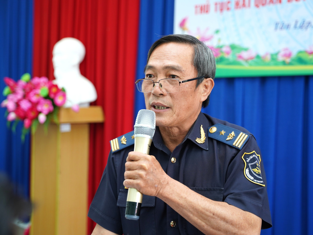 Phó Chi cục trưởng Chi cục Hải quan khu vực XVII Nguyễn Văn Khánh giải đáp các khó khăn, vướng mắc của doanh nghiệp 