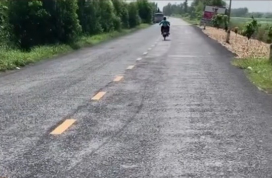 Nam thiếu niên chạy xe máy bốc đầu