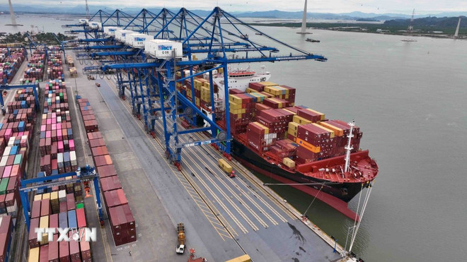Bốc xếp hàng hóa xuất khẩu ở cảng Container Quốc tế Hải Phòng, thị trấn Cát Hải, huyện Cát Hải, thành phố Hải Phòng. (Ảnh: Vũ Sinh/TTXVN)