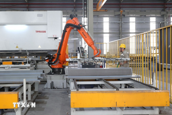 Sản xuất kính nổi tại Công ty TNHH Kính nổi siêu trắng Phú Mỹ (PFG), khu công nghiệp Phú Mỹ II mở rộng. (Ảnh: Hoàng Nhị/TTXVN)