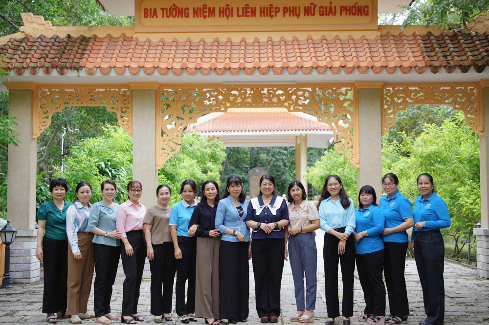 Đoàn cán bộ Hội Liên hiệp Phụ nữ tỉnh về nguồn viếng Bia tưởng niệm Hội Liên hiệp Phụ nữ giải phóng