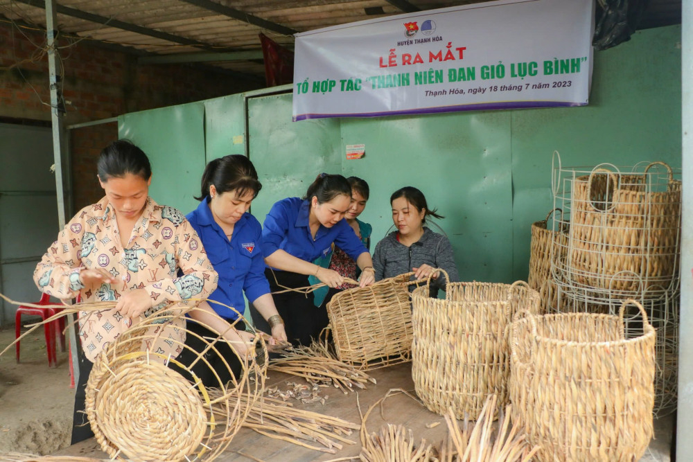 Phụ nữ tích cực tham gia phát triển kinh tế, tăng thu nhập, xây dựng gia đình no ấm, bình đẳng, tiến bộ và hạnh phúc