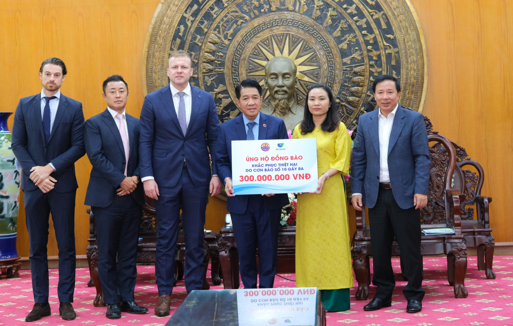 Tổng Giám đốc De Heus Việt Nam và châu Á Johan Van Den Ban, Chủ tịch HĐQT Tập đoàn Hùng Nhơn Vũ Mạnh Hùng cùng lãnh đạo Công ty TNHH Bel Gà Việt Nam trao bảng biểu trưng hỗ trợ đồng bào khắc phục thiệt hại do bão số 10 gây ra cho UBMTTQ Việt Nam tỉnh Tây Ninh