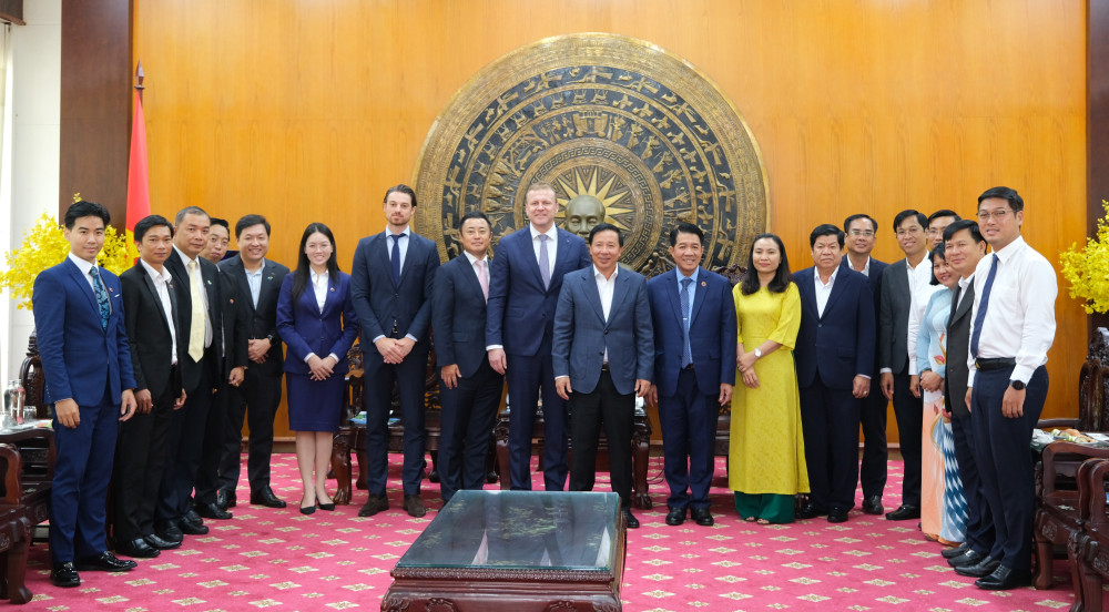 Đại biểu chụp ảnh lưu niệm