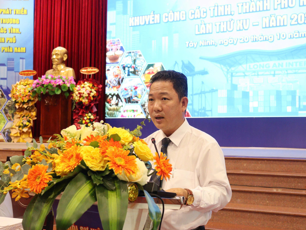  Đại biểu trình bày tham luận tại hội nghị