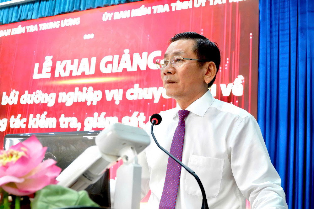 Ủy viên Ban Thường vụ Tỉnh ủy, Chủ nhiệm Ủy ban Kiểm tra Tỉnh ủy Nguyễn Thành Vững phát biểu khai giảng lớp bồi dưỡng 