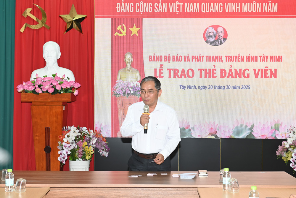 Ủy viên Ban Thường vụ Đảng ủy, Phó Tổng Biên tập Báo và phát thanh, truyền hình Tây Ninh Đặng Hoàng Thái phát biểu tại buổi lễ