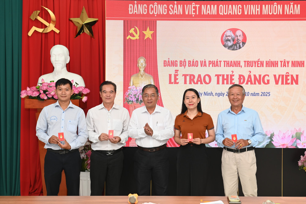 Ủy viên Ban Thường vụ Đảng ủy, Phó Tổng Biên tập Báo và phát thanh, truyền hình Tây Ninh Đặng Hoàng Thái trao thẻ đảng viên