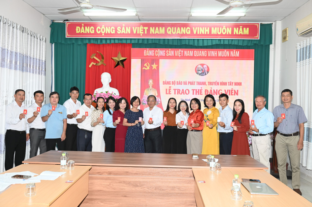 Ủy viên Ban Thường vụ Đảng ủy, Phó Tổng Biên tập Báo và phát thanh, truyền hình Tây Ninh Đặng Hoàng Thái trao thẻ đảng viên cho đảng viên đang sinh hoạt tại cơ sở 2, phường Tân Ninh