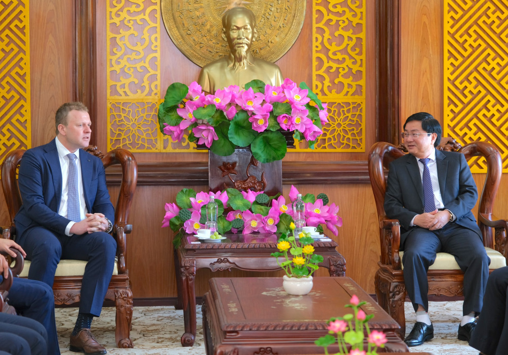 Bí thư Tỉnh ủy Tây Ninh Nguyễn Văn Quyết (bên phải) trao đổi cùng Tổng Giám đốc De Heus Việt Nam và châu Á Johan Van Den Ban