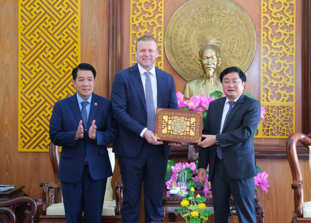 Bí thư Tỉnh ủy Tây Ninh Nguyễn Văn Quyết (bên phải) tặng quà lưu niệm cho đại diện Tập đoàn Hùng Nhơn và Tập đoàn De Heus