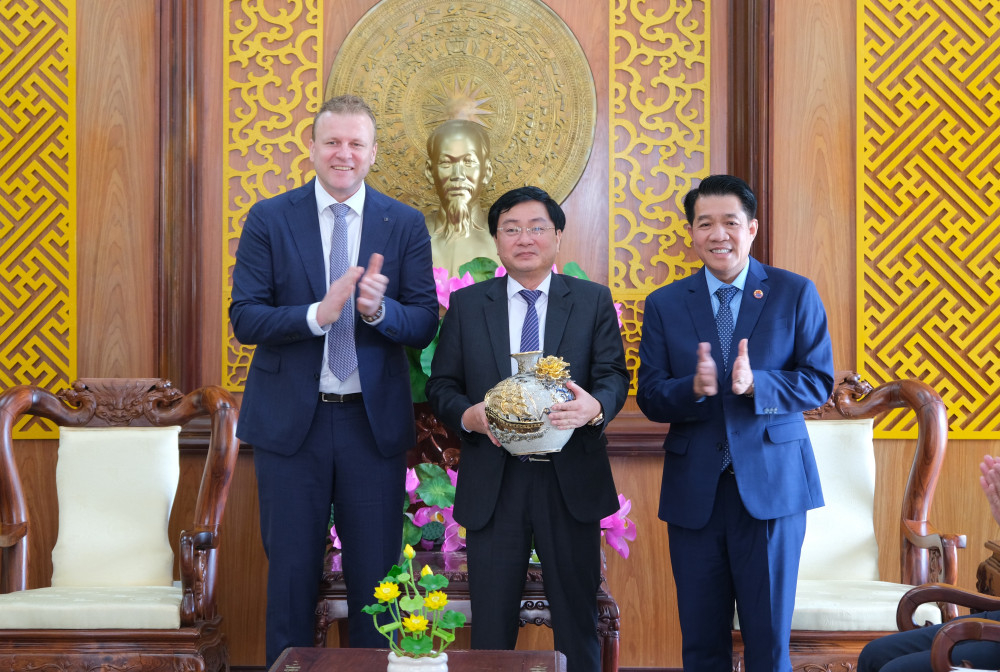 Tổng Giám đốc De Heus Việt Nam và Châu Á Johan Van Den Ban và Chủ tịch HĐQT Tập đoàn Hùng Nhơn Vũ Mạnh Hùng tặng quà lưu niệm cho Bí thư Tỉnh ủy Nguyễn Văn Quyết