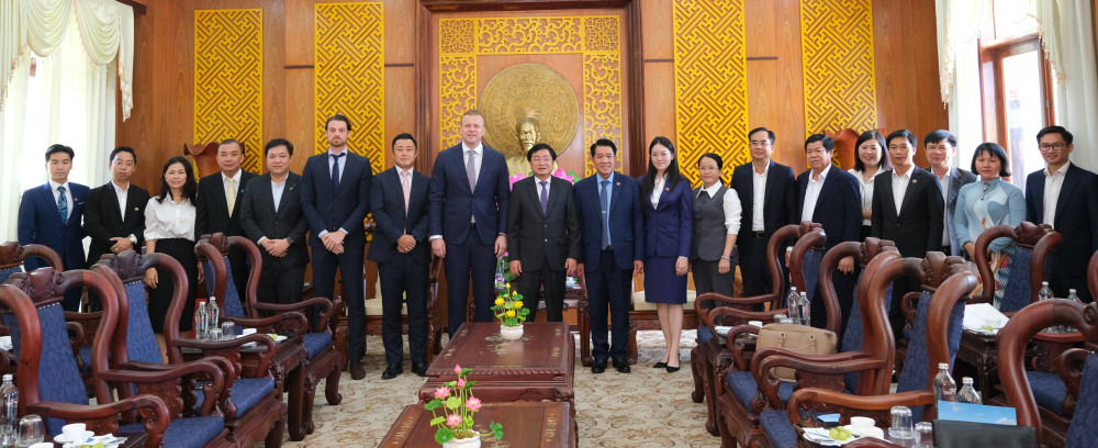 Đại biểu chụp ảnh lưu niệm