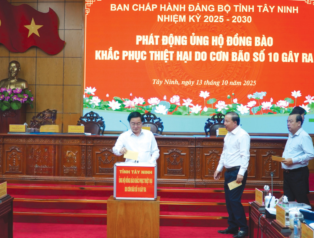 Đại biểu tham dự Hội nghị Ban Chấp hành Đảng bộ tỉnh Tây Ninh lần thứ I quyên góp ủng hộ đồng bào bị ảnh hưởng do bão số 10, số 11 (Ảnh: HUỲNH PHONG)