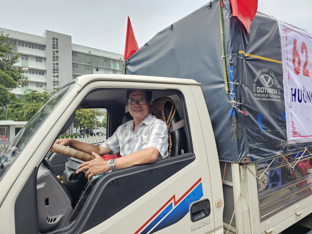 Tài xế Nguyễn Thanh Sơn đã gác hết việc kinh doanh, ưu tiên vận chuyển hàng cứu trợ