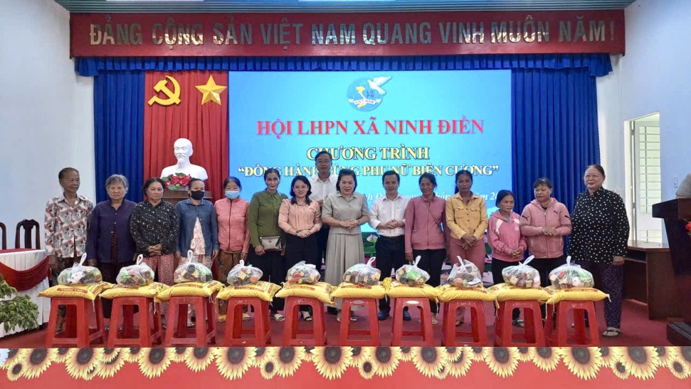 Lãnh đạo xã Ninh Điền trao quà cho các hộ khó khăn