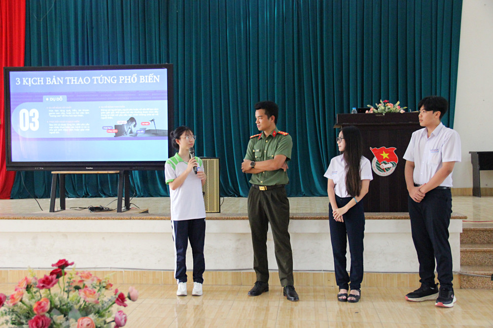 Các em học sinh tham gia giao lưu, trả lời câu hỏi tình huống