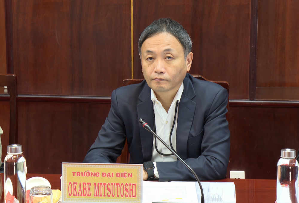 Trưởng đại diện Văn phòng JETRO Okabe Mitsutoshi trao đổi tại buổi làm việc