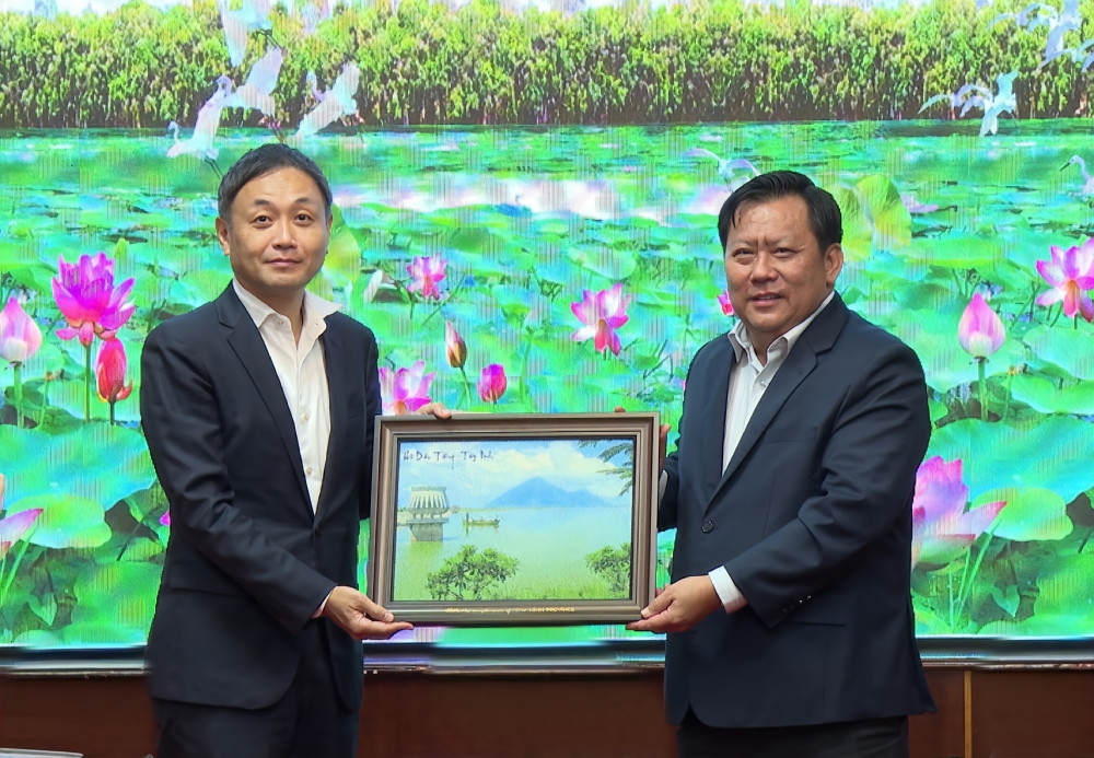 Phó Chủ tịch UBND tỉnh Tây Ninh Huỳnh Văn Sơn tặng quà lưu niệm cho đại diện Tổ Xúc tiến thương mại Nhật Bản tại TP. Hồ Chí Minh