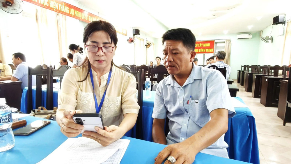 Phó Trưởng Thống kê tỉnh Nguyễn Thị Kim Quyên kiểm tra nội dung do điều tra viên nhập trên phần mềm