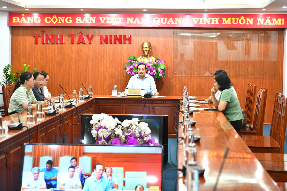 Ủy viên Ban Thường vụ Tỉnh ủy, Phó Chủ tịch UBND tỉnh Nguyễn Minh Lâm và các đại biểu dự tại điểm cầu UBND tỉnh