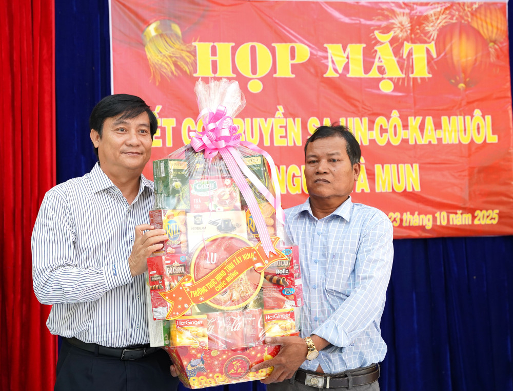 Tỉnh ủy viên, Phó Chủ tịch HĐND tỉnh Nguyễn Hồng Sơn (bên trái) tặng quà chúc mừng Tết Saunco Khamun của tộc người Tà Mun 