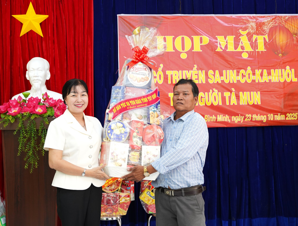 Giám đốc Sở Dân tộc và Tôn giáo Trương Thị Phương Thảo tặng quà chúc mừng Tết Saunco Khamun