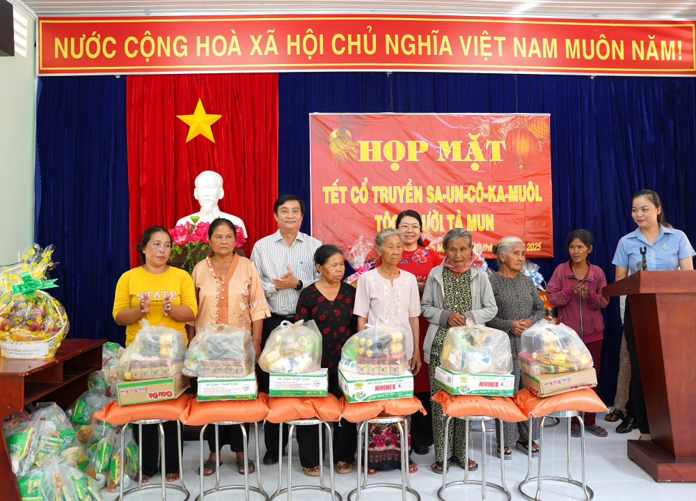 Các đồng chí lãnh đạo tặng quà cho các hộ người Tà Mun có hoàn cảnh khó khăn