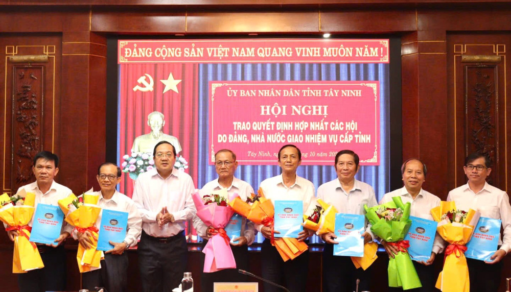 Ủy viên Ban Thường vụ Tỉnh ủy, Phó Chủ tịch UBND tỉnh Nguyễn Minh Lâm (thứ ba, từ trái sang) trao quyết định hợp nhất các Hội do Đảng, Nhà nước giao nhiệm vụ cấp tỉnh