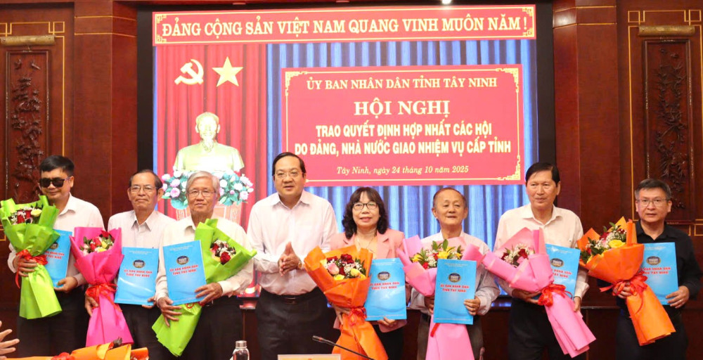 Lãnh đạo các Hội nhận Quyết định hợp nhất
