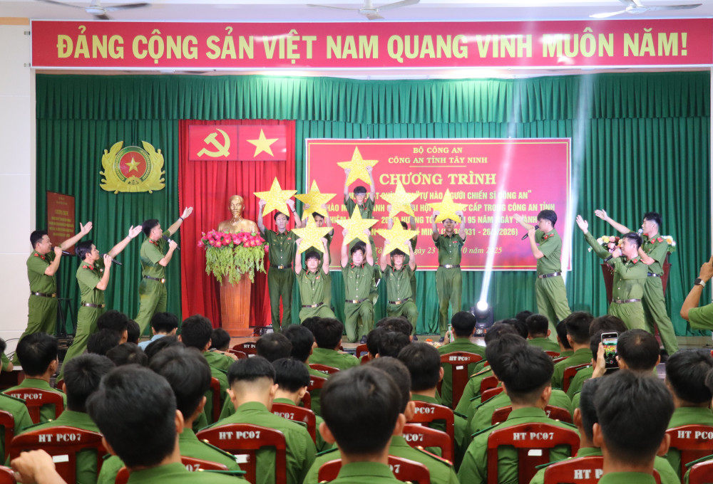 Các chiến sĩ tuyên truyền các ca khúc cách mạng