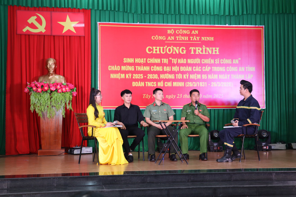 Tọa đàm giao lưu cùng các chiến sĩ công an tiêu biểu