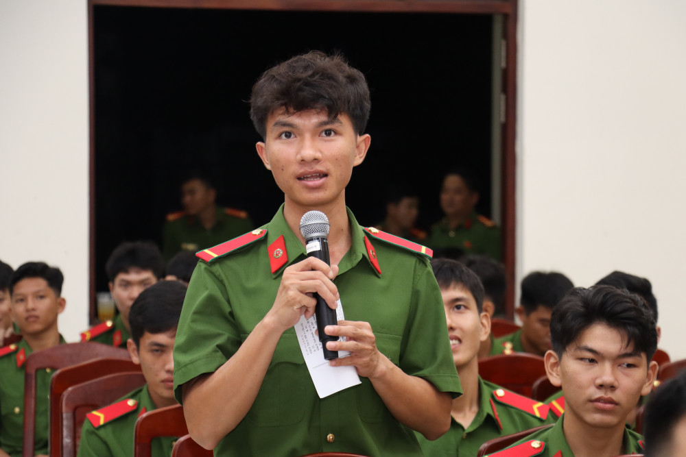 Chiến sĩ trẻ tham gia chương trình hái hoa dân chủ 