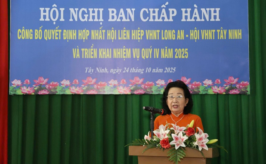 Chủ tịch Hội Liên hiệp Văn học Nghệ thuật tỉnh Tây Ninh bà Đặng Thị Phượng phát biểu tại hội nghị