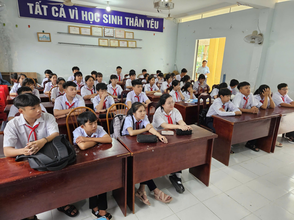 Các em học sinh hào hứng khi tham gia “Tiết học pháp luật”
