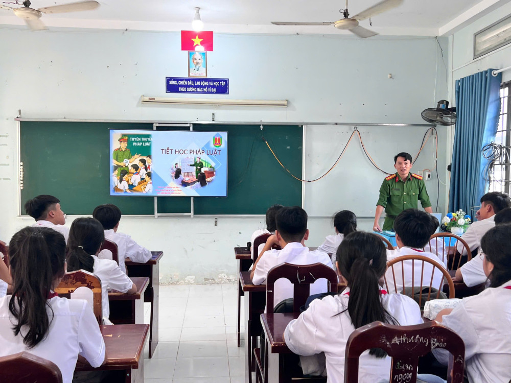 Thông qua những “Tiết học pháp luật”, Công an xã Long Thuận mong muốn trang bị cho học sinh những kiến thức pháp luật cơ bản