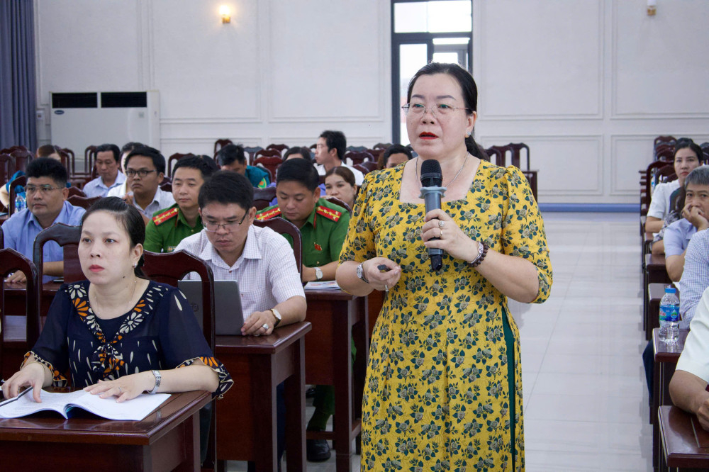 Trưởng phòng Phổ biến Giáo dục pháp luật và Tổ chức thi hành pháp luật, Sở Tư pháp Lê Thị Lo triển khai các nội dung tập huấn