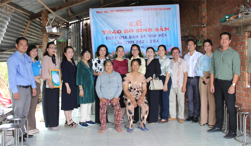 Câu lạc bộ nữ từ thiện tỉnh, lãnh đạo xã Hòa Hội cùng đại diện hai gia đình tại buổi lễ