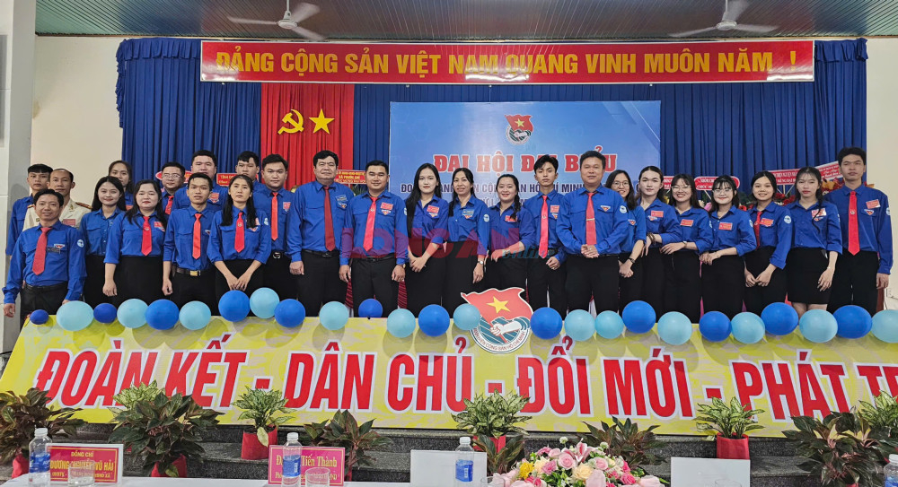 Đại biểu lãnh chụp hình lưu niệm với Ban Chấp hành Đoàn TNCS Hồ Chí Minh xã Phước Chỉ, nhiệm kỳ 2025-2030
