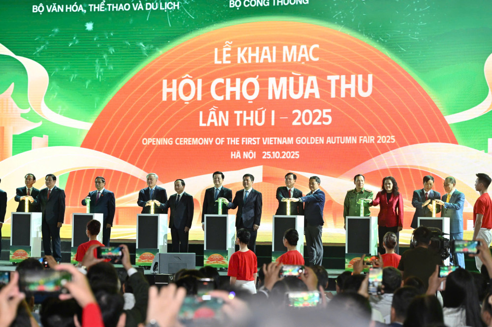 Thủ tướng Phạm Minh Chính và các đại biểu thực hiện nghi thức khai mạc Hội chợ mùa Thu lần thứ nhất năm 2025