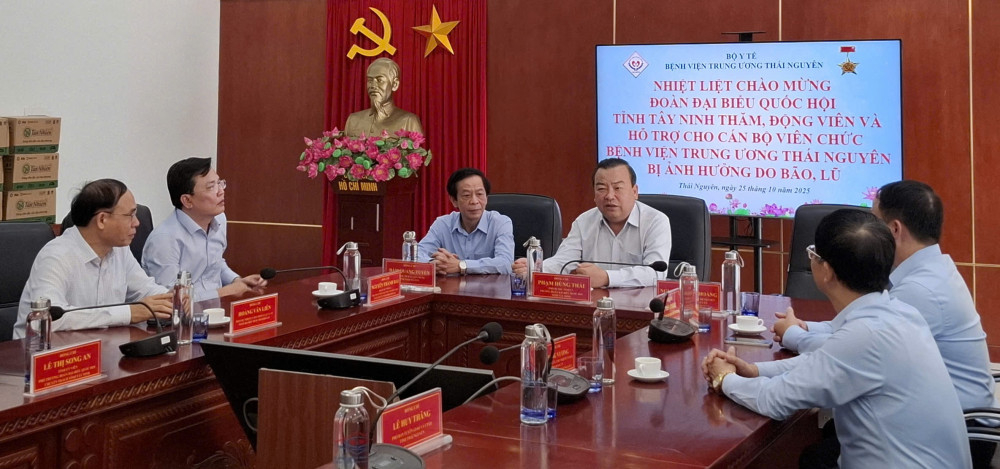 Đoàn đến thăm, động viên và hỗ trợ cho cán bộ, viên chức Bệnh viện Trung ương Thái Nguyên bị ảnh hưởng bão, lũ