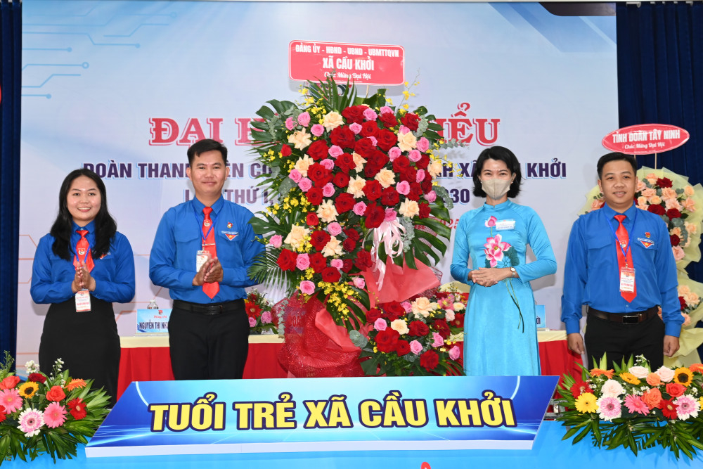 Phó Bí thư Thường trực Đảng ủy xã Cầu Khởi, Chủ tịch UBMTTQ Việt Nam xã Cầu Khởi Trần Thị Thu Hiền (thứ 2, từ phải qua) tặng lẵng hoa chúc mừng Đại hội