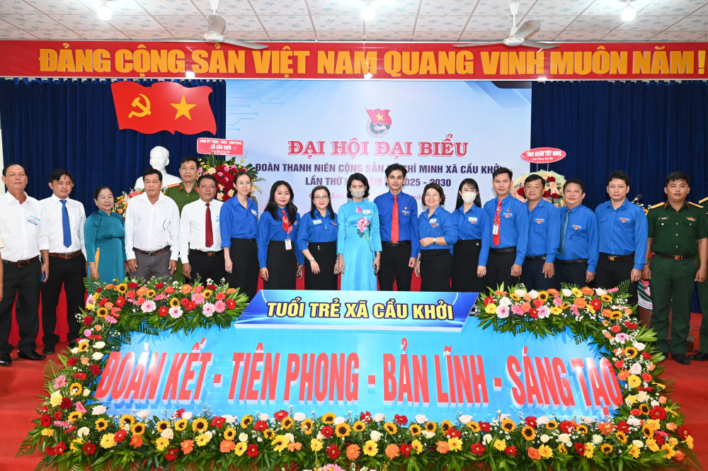 Đại biểu lãnh đạo và Ban Chấp hành Đoàn TNCS Hồ Chí Minh xã Cầu Khởi nhiệm kỳ 2025-2030 tại Đại hội