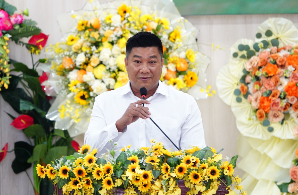 Ông Hứa Duy Luân - Chủ tịch Chi hội Doanh nhân Trẻ Bến Lức nêu ý kiến tại cuộc gặp mặt