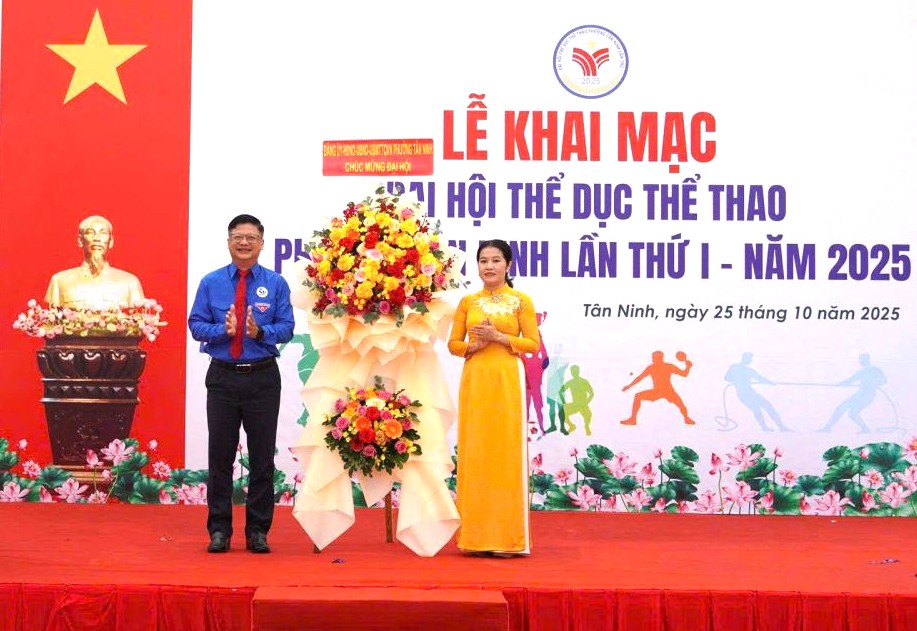Ủy viên Ban Thường vụ Tỉnh ủy, Bí thư Đảng ủy, Chủ tịch HĐND phường Lê Minh Thế tặng hoa chúc mừng Đại hội Thể dục Thể thao phường Tân Ninh